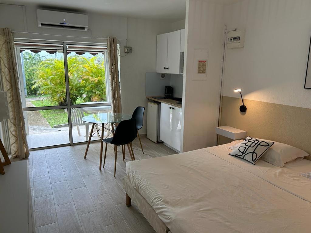 Superbe Studio Avec Piscine, Au Coeur De La Marina! Village Soleil ! Proche Aeroport & Ferry Le Gosier  Eksteriør bilde