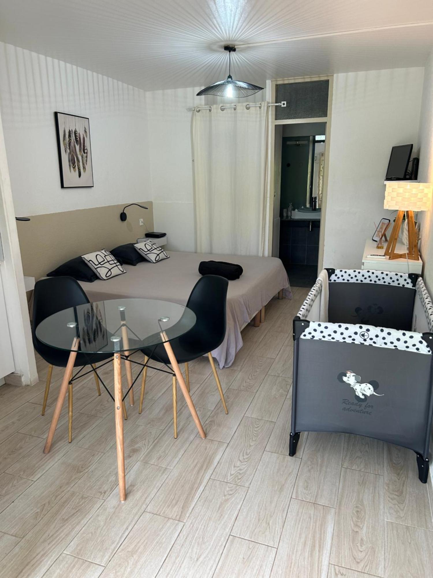 Superbe Studio Avec Piscine, Au Coeur De La Marina! Village Soleil ! Proche Aeroport & Ferry Le Gosier  Eksteriør bilde