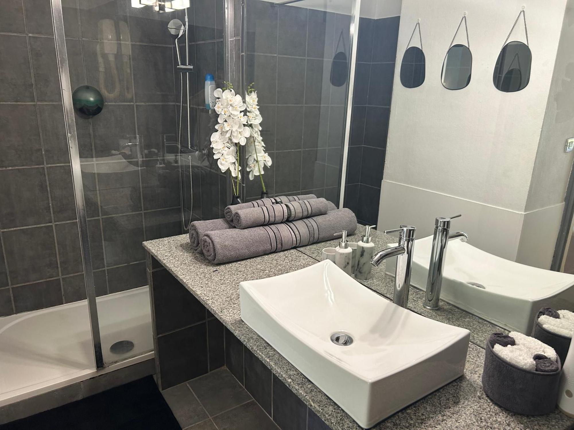 Superbe Studio Avec Piscine, Au Coeur De La Marina! Village Soleil ! Proche Aeroport & Ferry Le Gosier  Eksteriør bilde